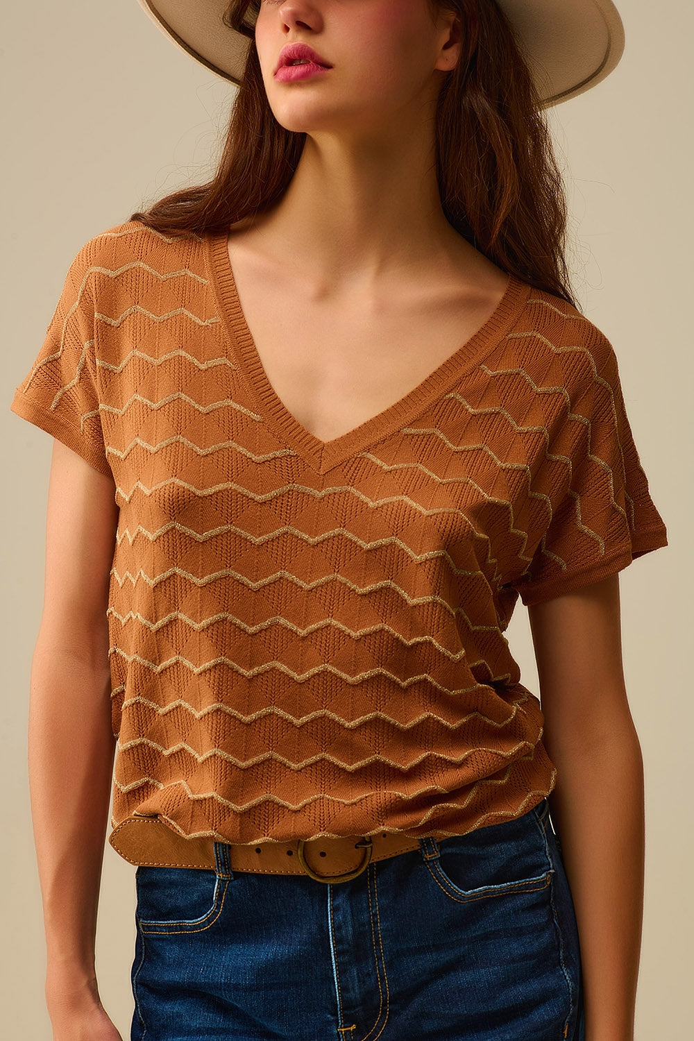 Camisola de malha com decote em V em ziguezague e mangas descaídas em castanho