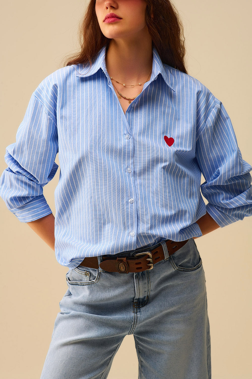 Camisa às riscas azuis com bordado de corações vermelhos