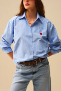 Camisa às riscas azuis com bordado de corações vermelhos