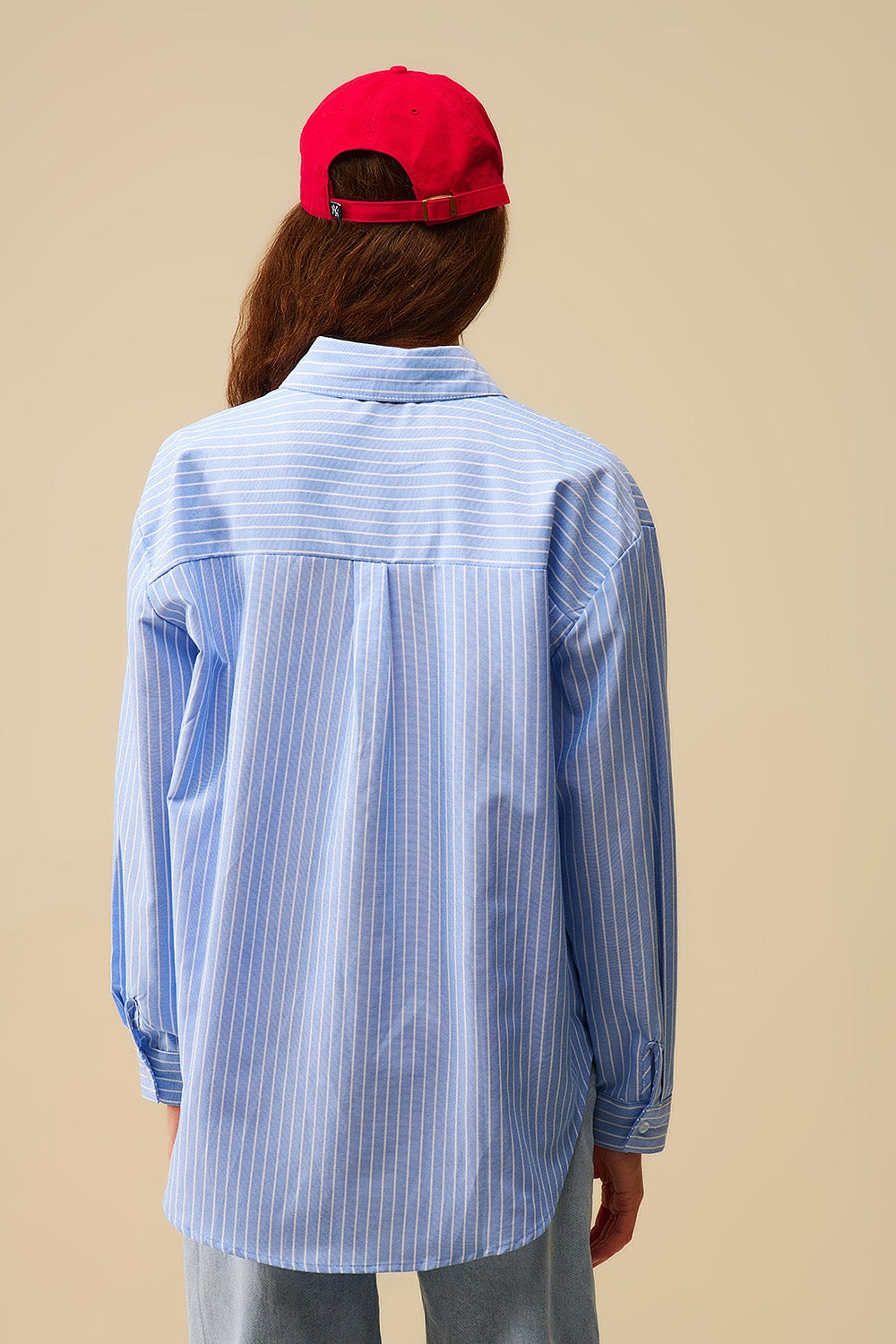 Camisa às riscas azuis com bordado de corações vermelhos