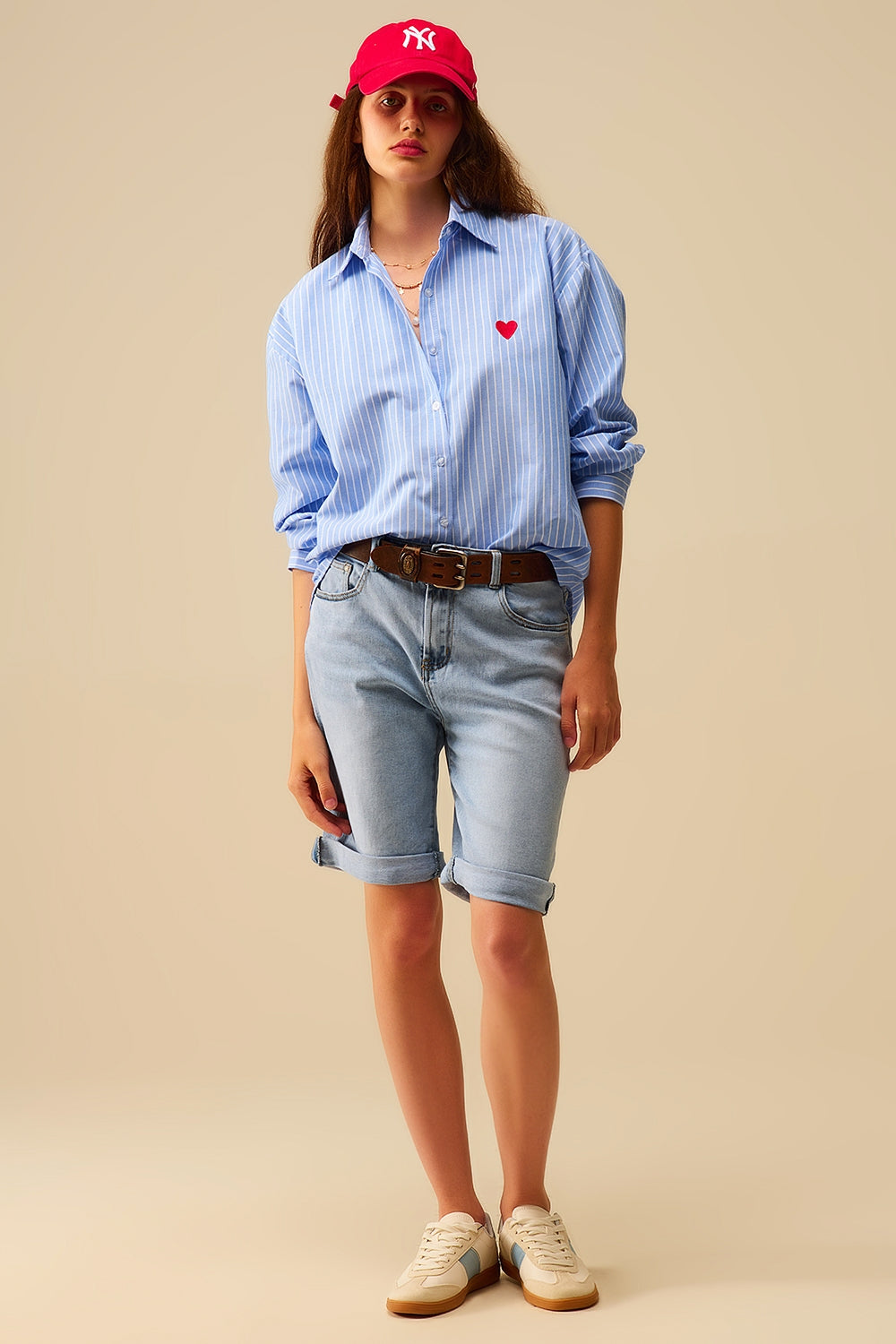 Camisa às riscas azuis com bordado de corações vermelhos