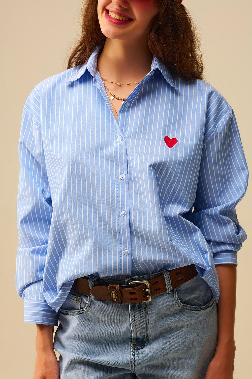 Camisa às riscas azuis com bordado de corações vermelhos