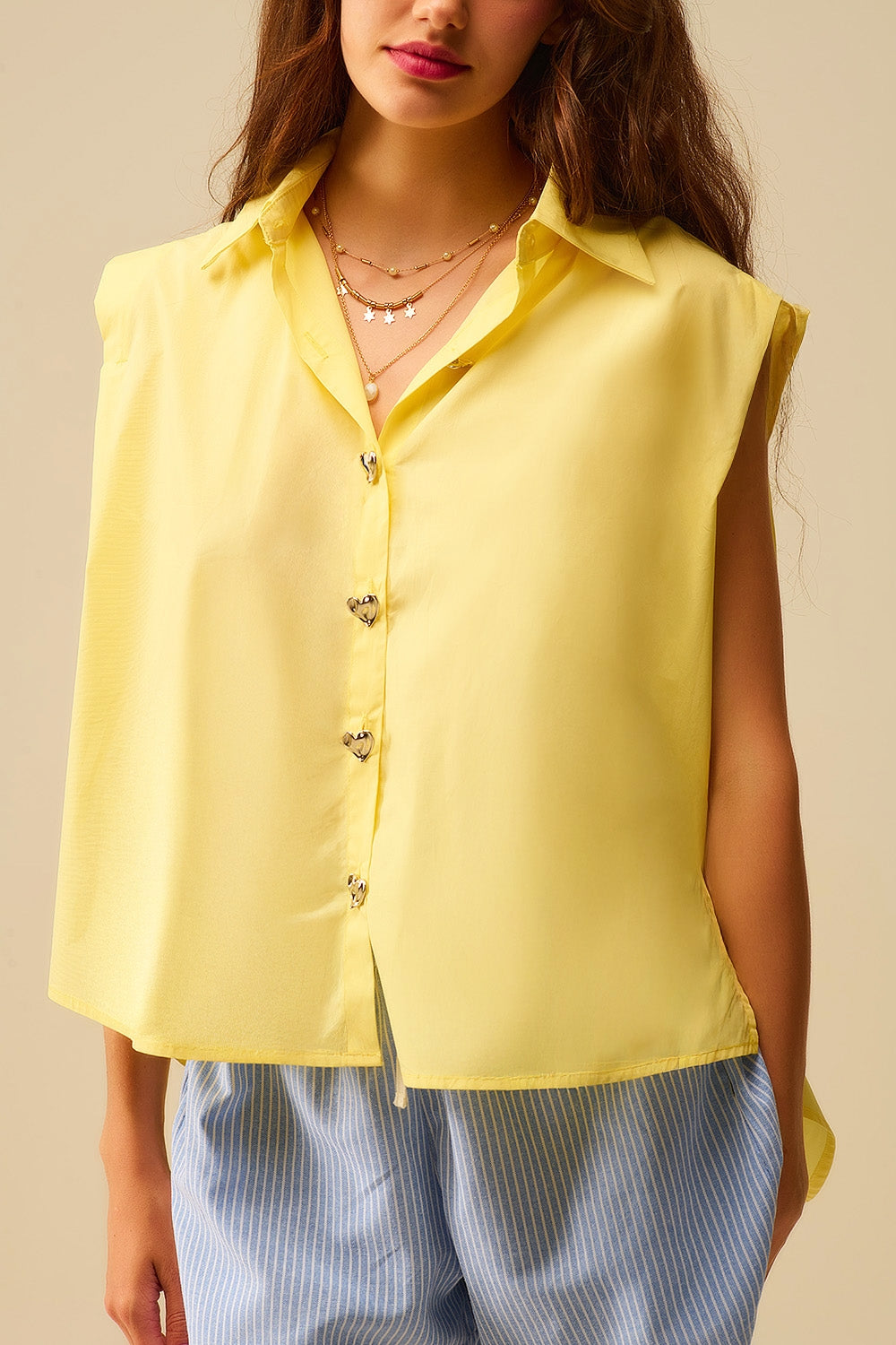 Blusa sem mangas amarela com botões em forma de coração