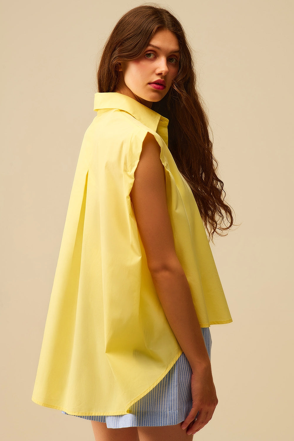 Blusa sem mangas amarela com botões em forma de coração