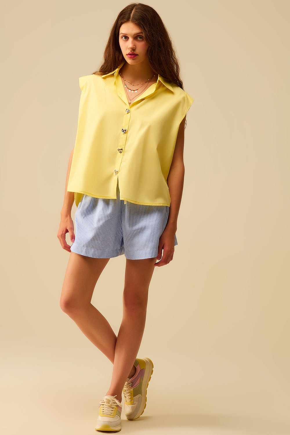 Blusa sem mangas amarela com botões em forma de coração
