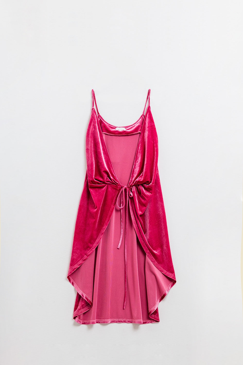 Vestido em camadas de veludo fúcsia com pormenor de laço