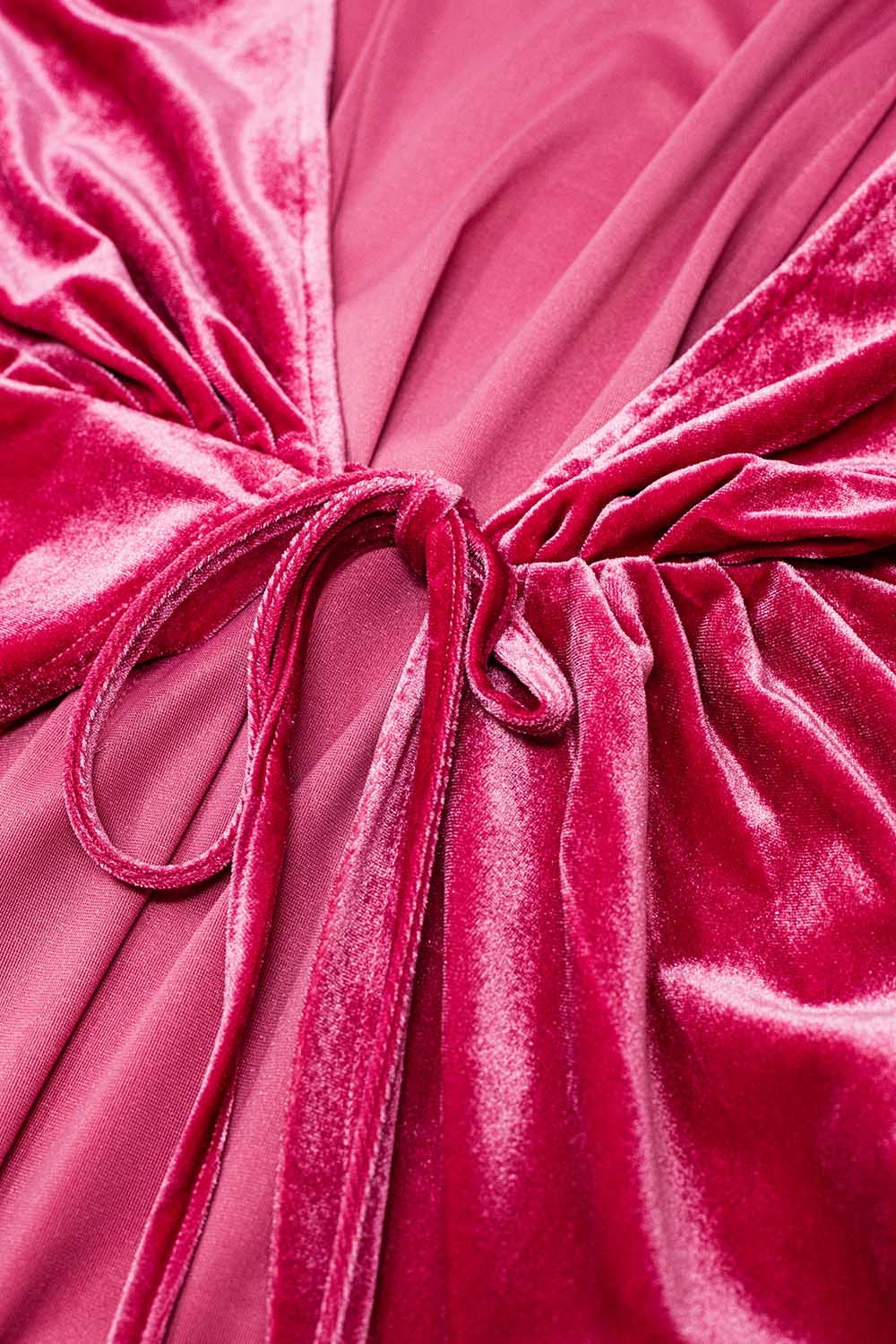 Vestido em camadas de veludo fúcsia com pormenor de laço
