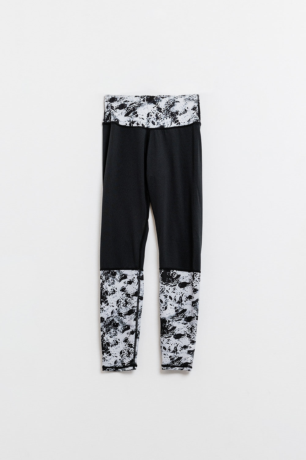 Leggings pretas com cintura e bainhas com estampado de mármore