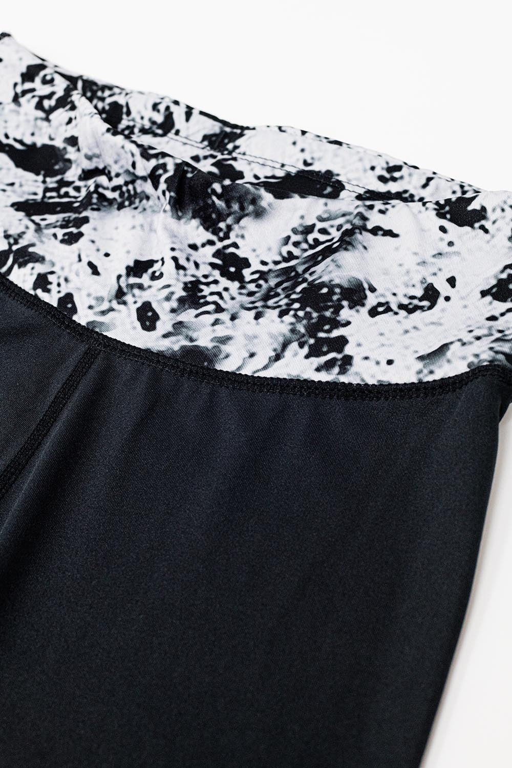 Leggings pretas com cintura e bainhas com estampado de mármore