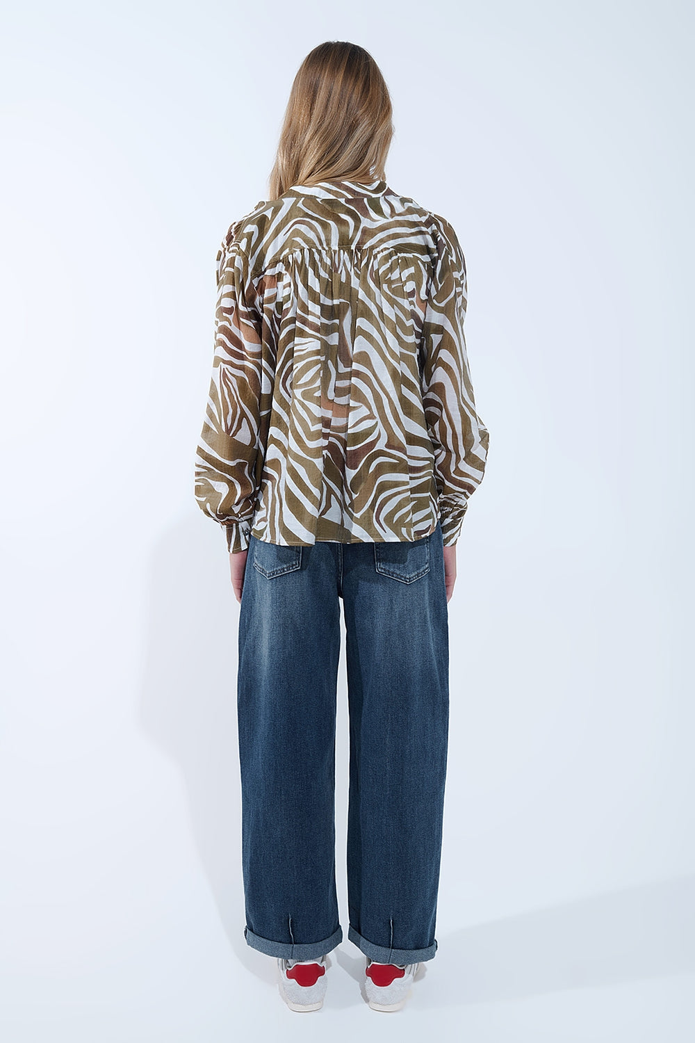 blusa de chiffon fluida com estampado de zebra caqui