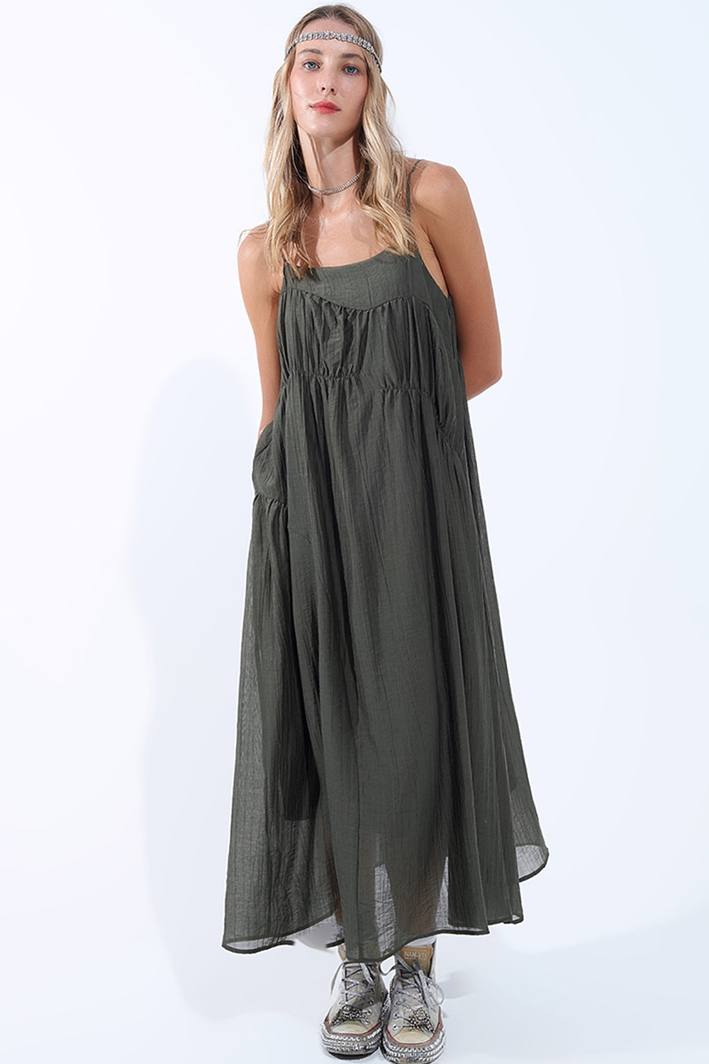 Vestido midi cáqui com alças finas e pormenores enrugados