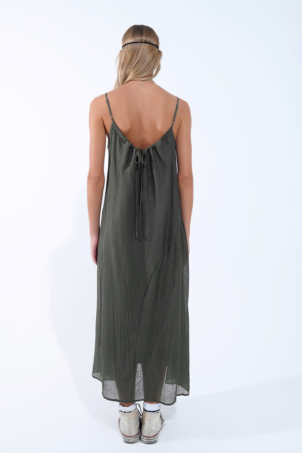 Vestido midi cáqui com alças finas e pormenores enrugados