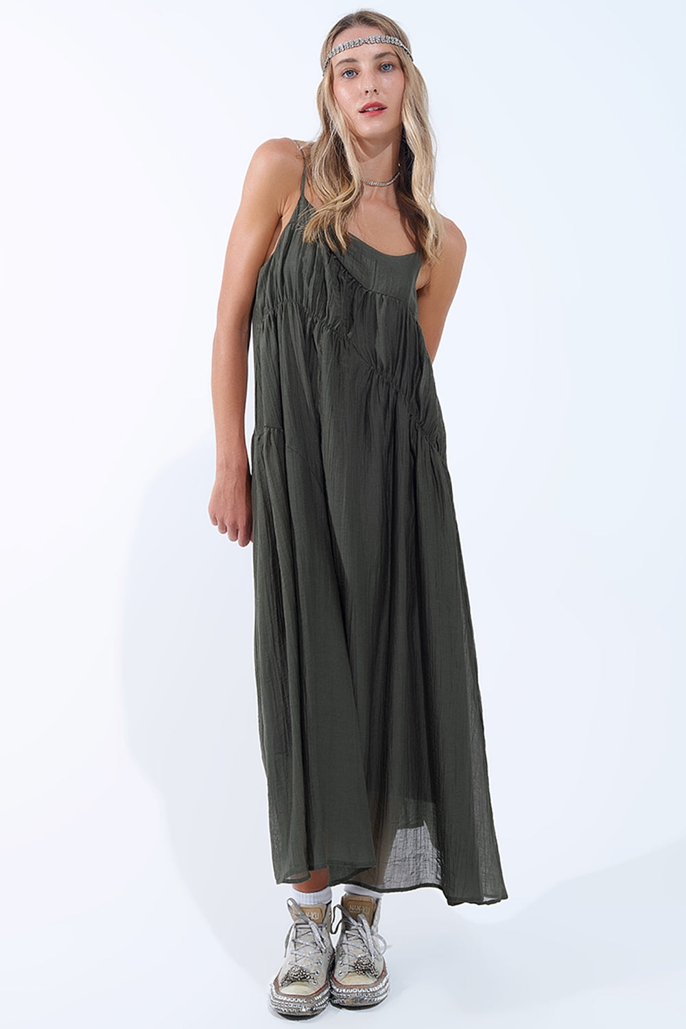 Vestido midi cáqui com alças finas e pormenores enrugados