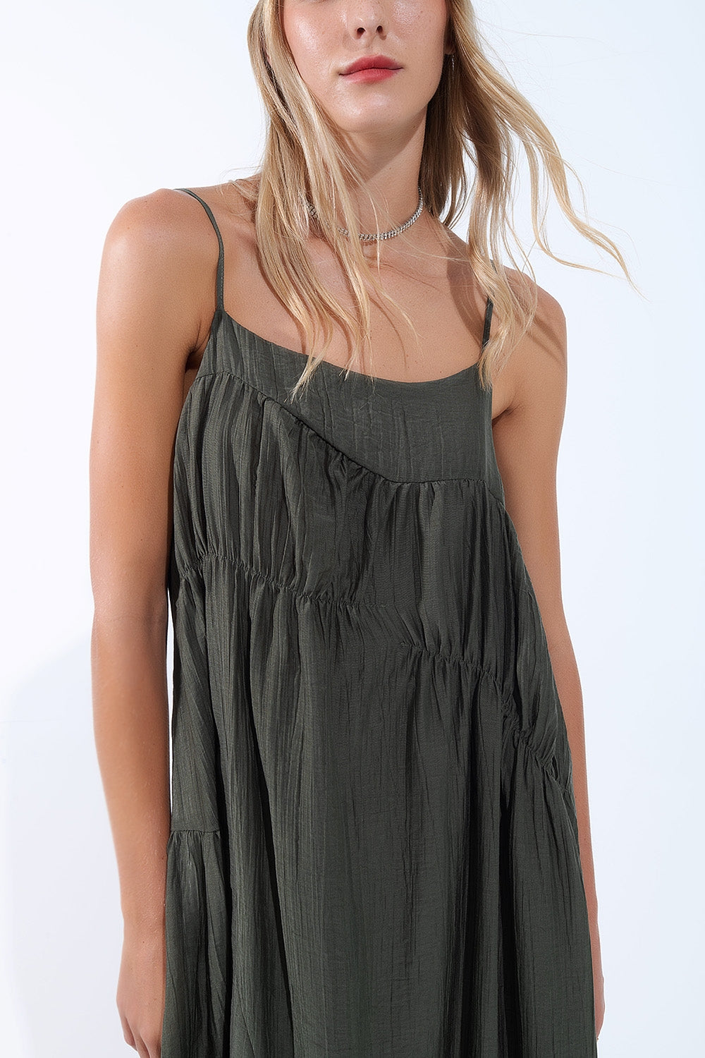Vestido midi cáqui com alças finas e pormenores enrugados