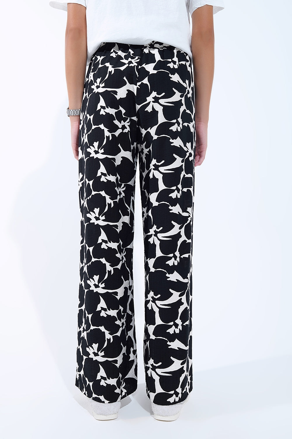 Calças rectas com estampado floral havaiano em preto e branco
