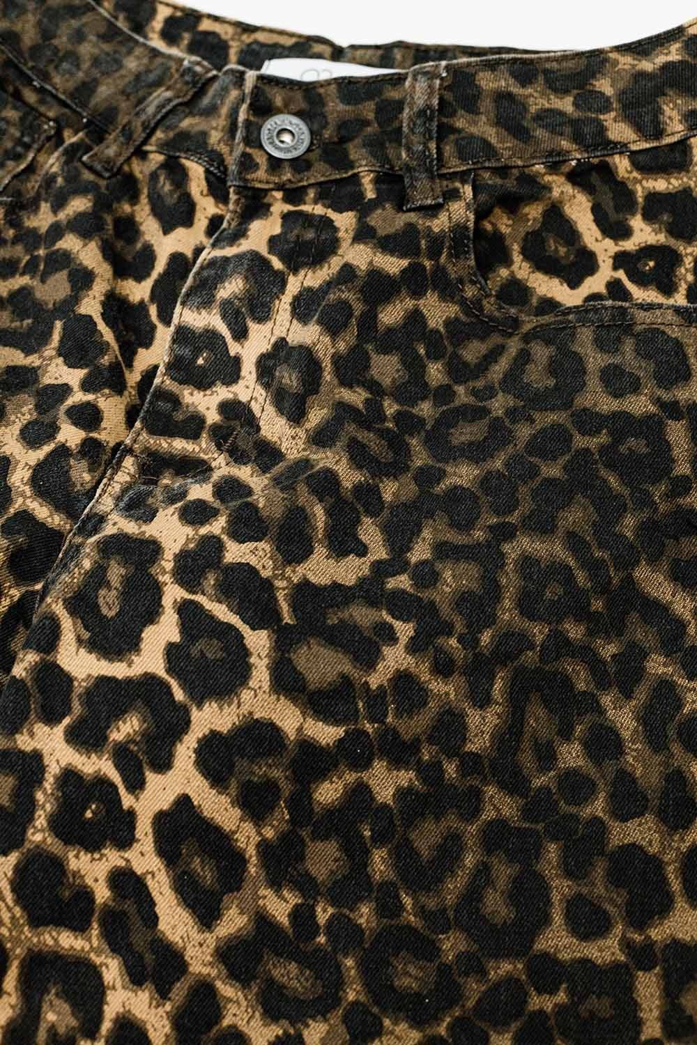 Calça padrão leopardo com degradé na frente e nas costas