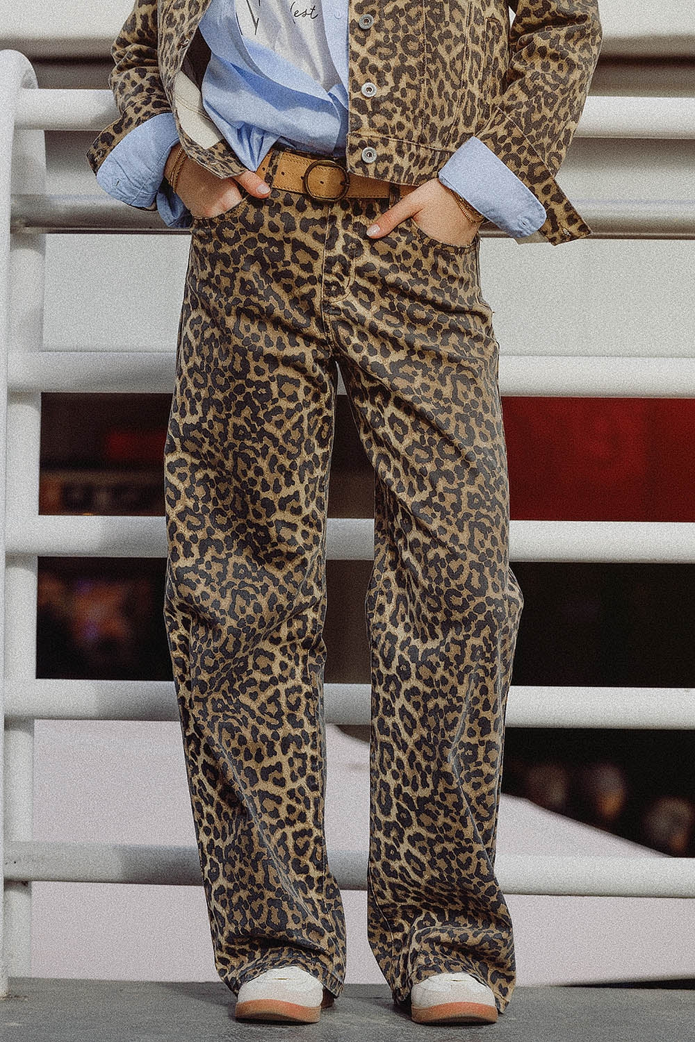 Calça padrão leopardo com degradé na frente e nas costas