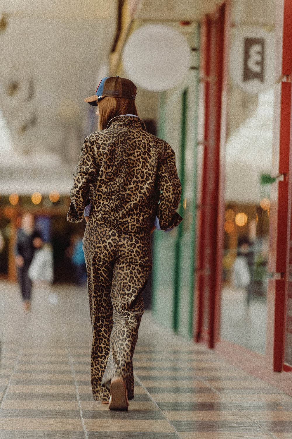 Calça padrão leopardo com degradé na frente e nas costas
