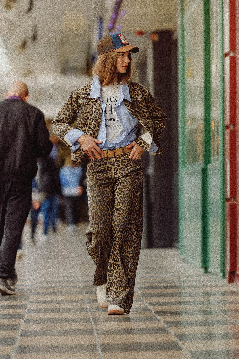 Calça padrão leopardo com degradé na frente e nas costas