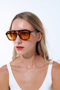 Óculos de sol de estilo retro com armação em concha de tartaruga castanha e lentes cor de laranja