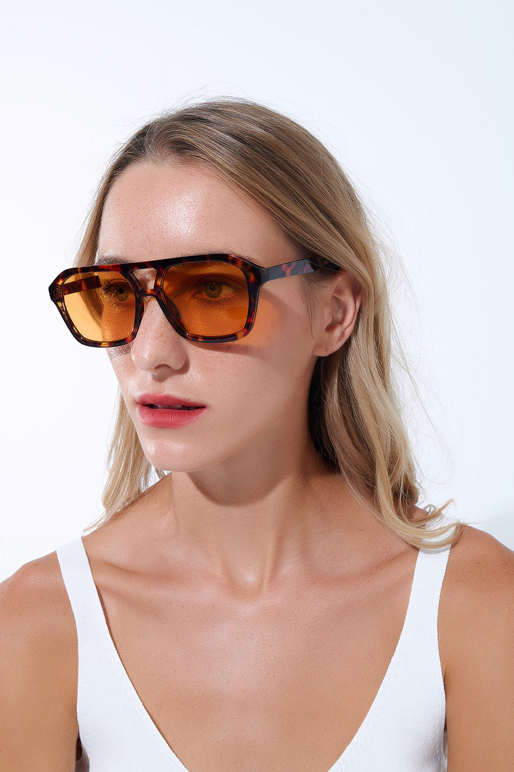 Óculos de sol de estilo retro com armação em concha de tartaruga castanha e lentes cor de laranja
