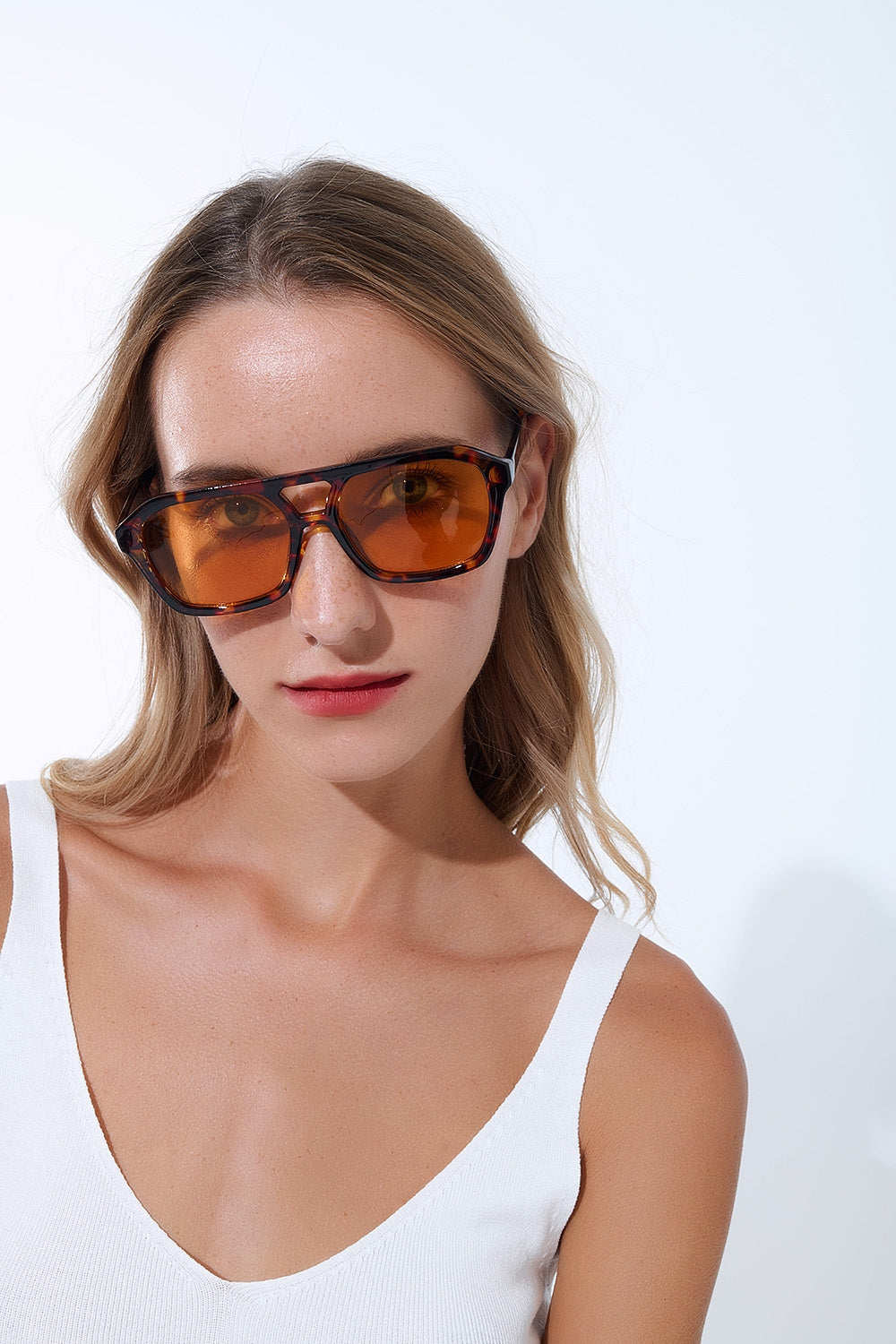 Óculos de sol de estilo retro com armação em concha de tartaruga castanha e lentes cor de laranja