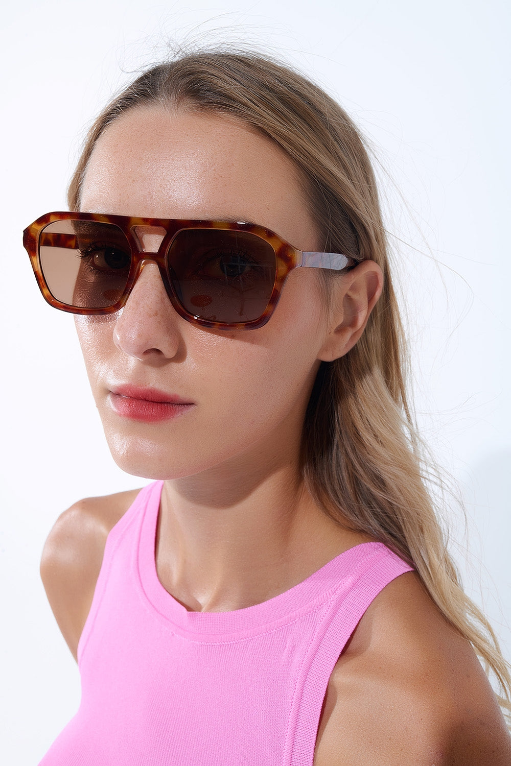 Óculos de sol de estilo retro com armação em concha de tartaruga camel e lentes pretas