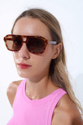 Óculos de sol de estilo retro com armação em concha de tartaruga camel e lentes pretas