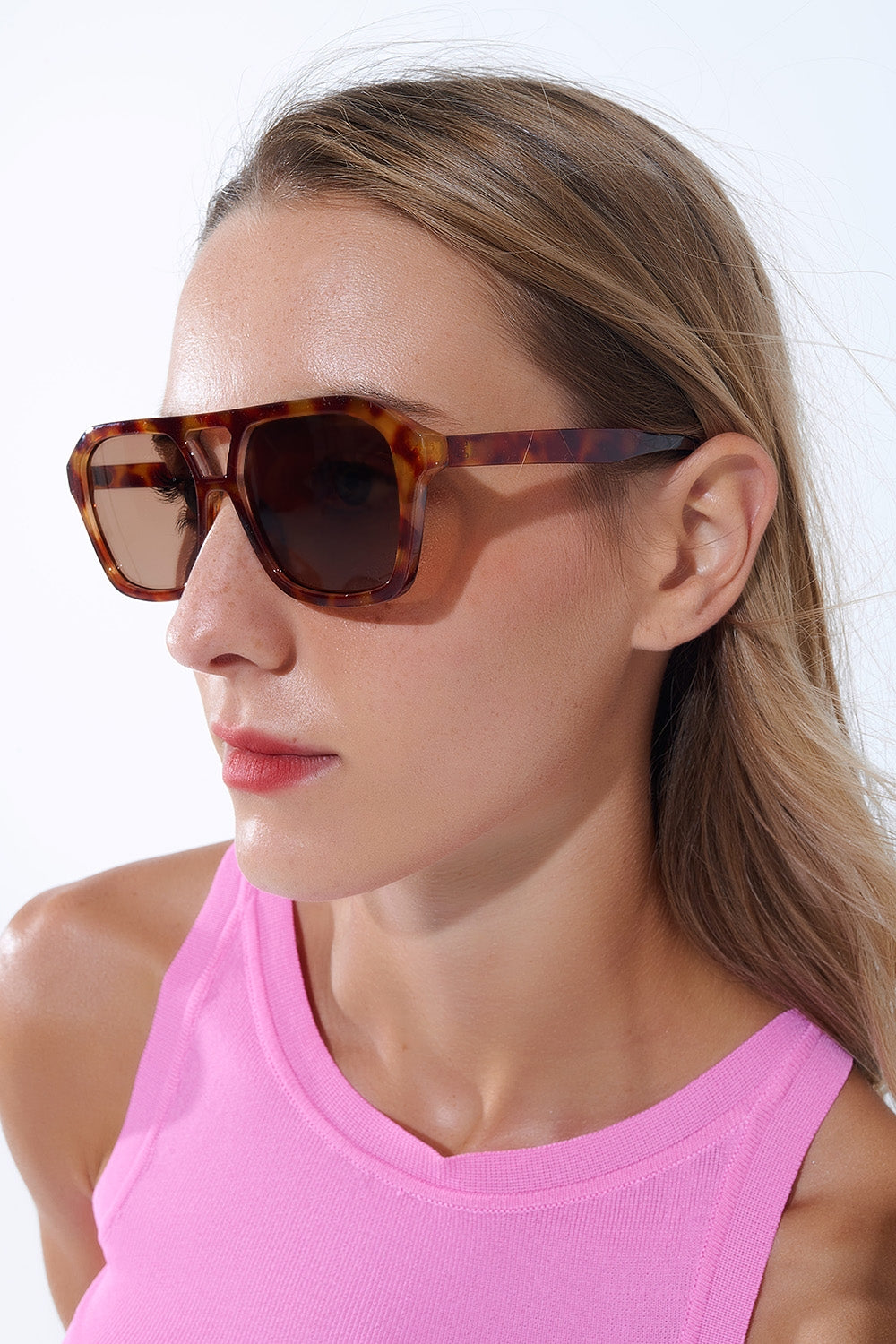 Óculos de sol de estilo retro com armação em concha de tartaruga camel e lentes pretas