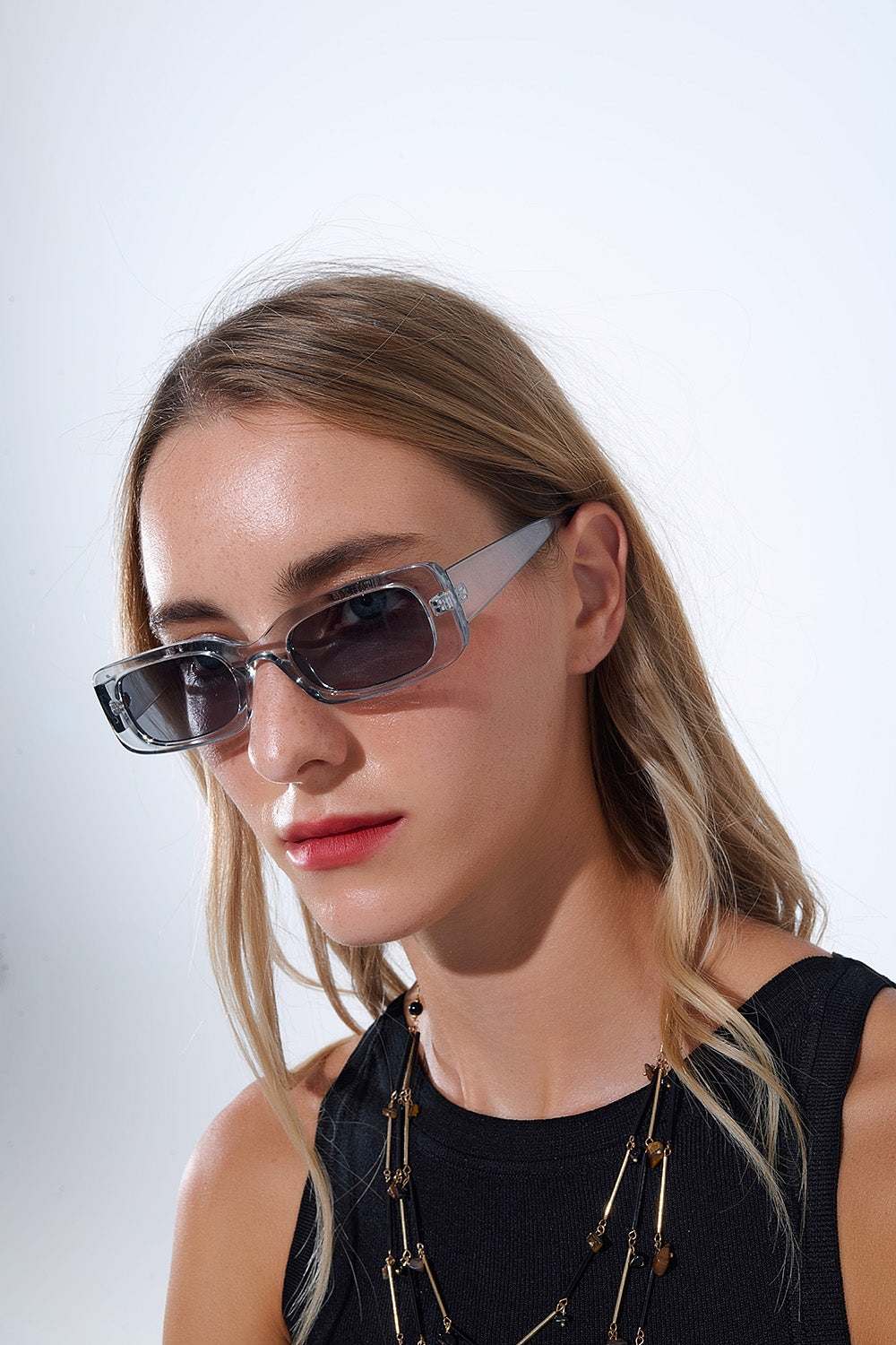 Óculos de sol rectangulares cinzentos transparentes com lentes fumadas escuras