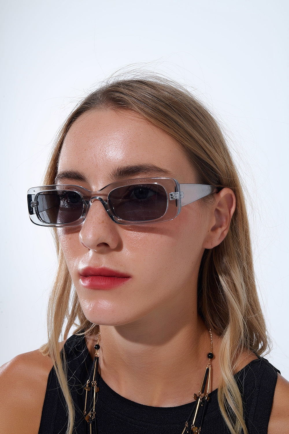 Óculos de sol rectangulares cinzentos transparentes com lentes fumadas escuras