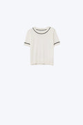 Camisola de malha de manga curta branca com acabamentos pretos em contraste