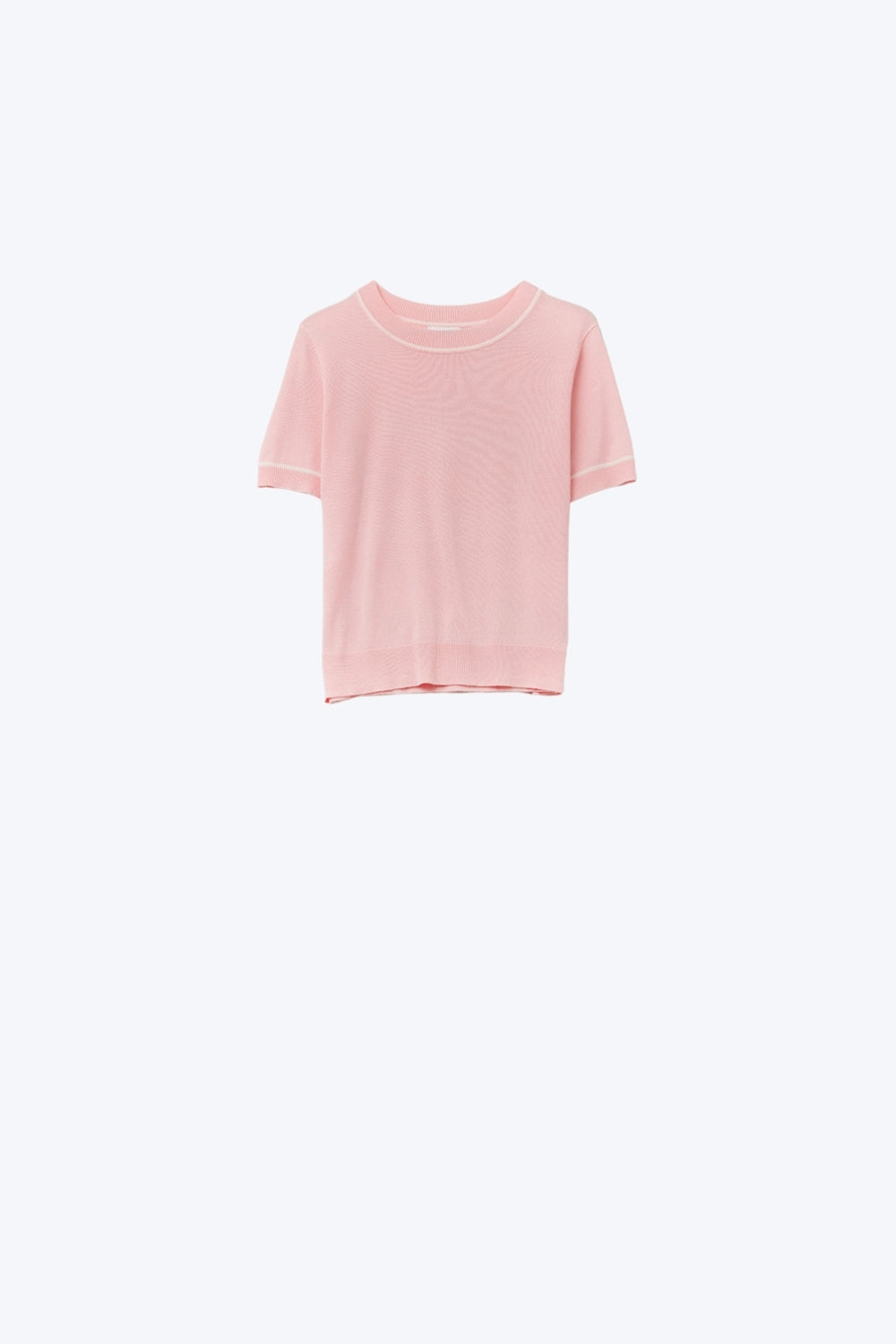 Top de malha de manga curta cor-de-rosa claro com acabamentos brancos em contraste