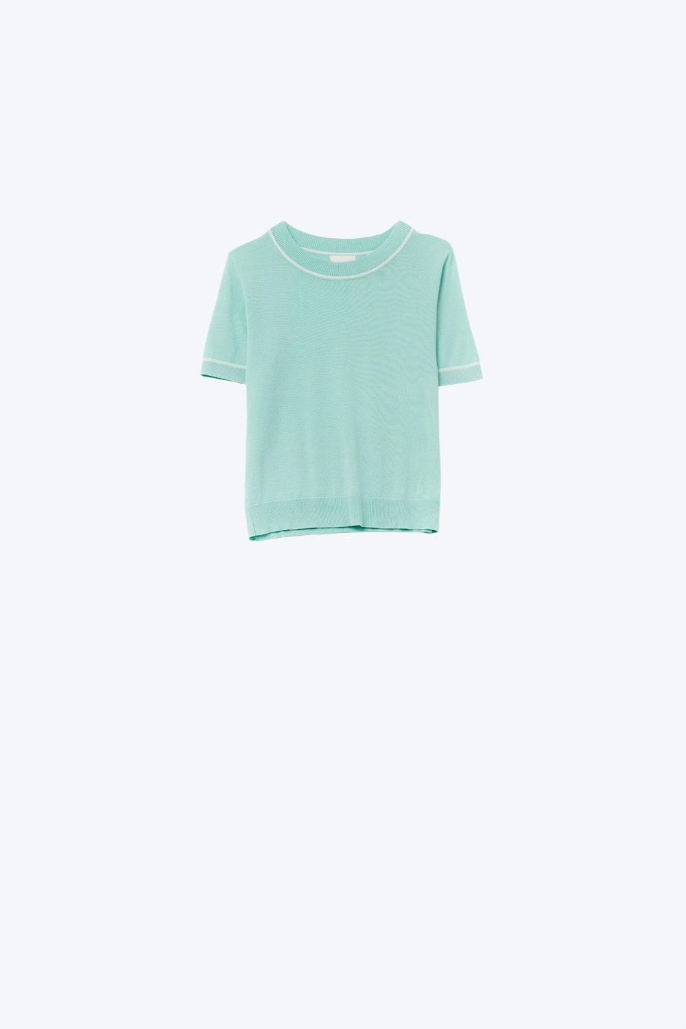 Top de malha de manga curta verde menta com acabamentos brancos em contraste
