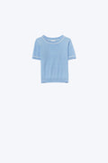 Camisola de malha de manga curta azul bebé com acabamentos em contraste