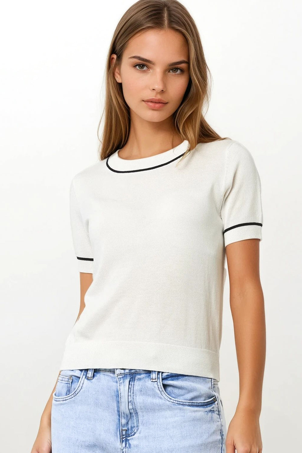 Camisola de malha de manga curta branca com acabamentos pretos em contraste