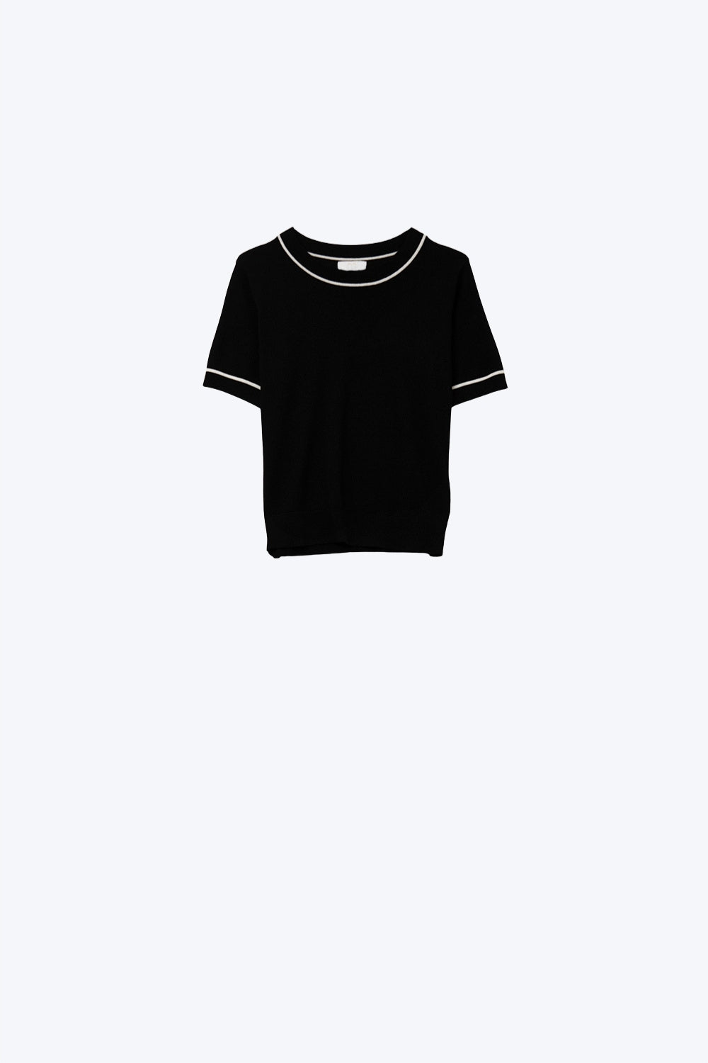 Camisola de malha preta de manga curta com acabamentos em contraste