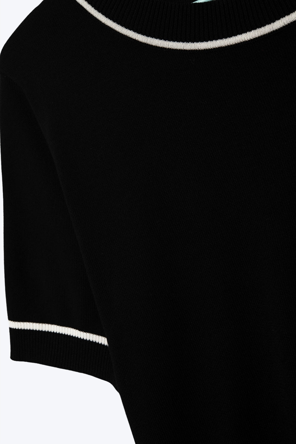Camisola de malha preta de manga curta com acabamentos em contraste