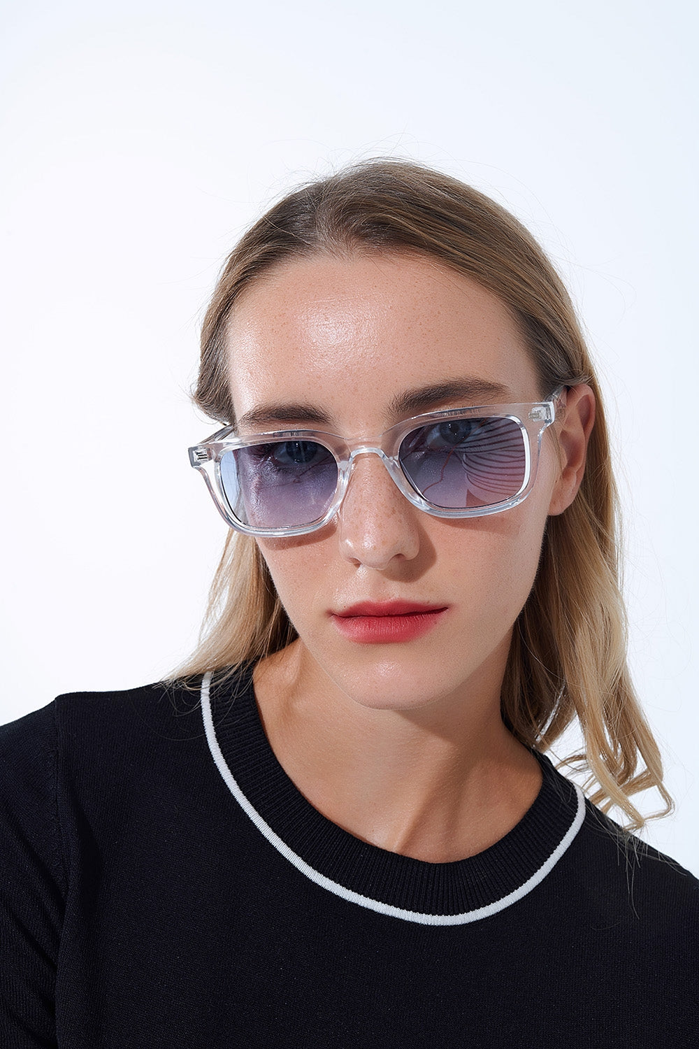 Óculos de sol quadrados transparentes com lentes azuis gradientes