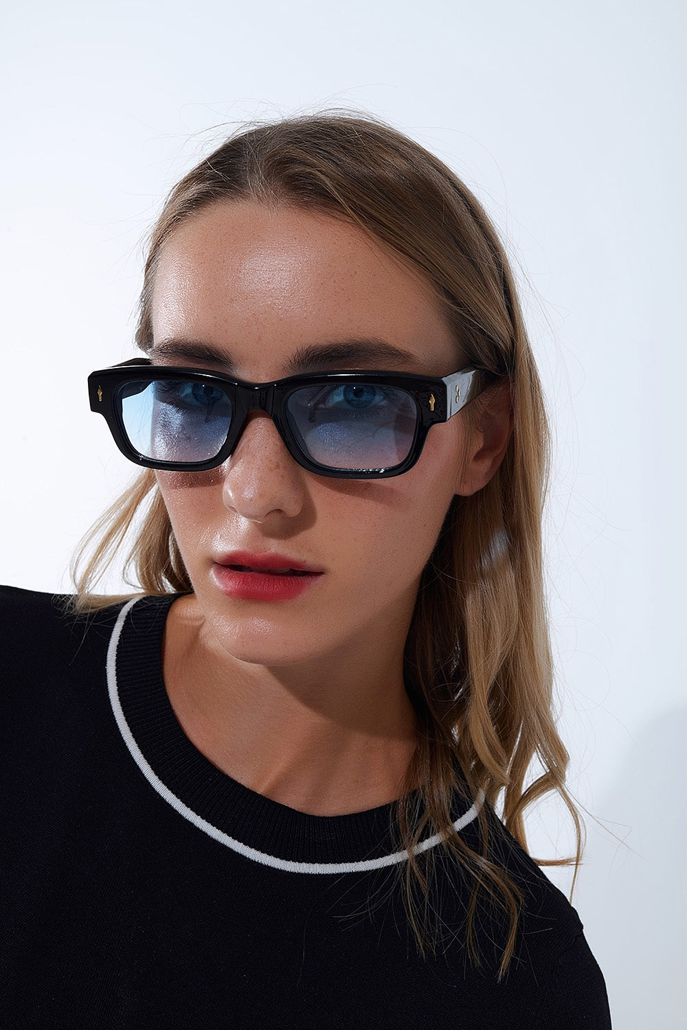 Óculos de sol pretos com armação oval com pormenor dourado e vidro azul