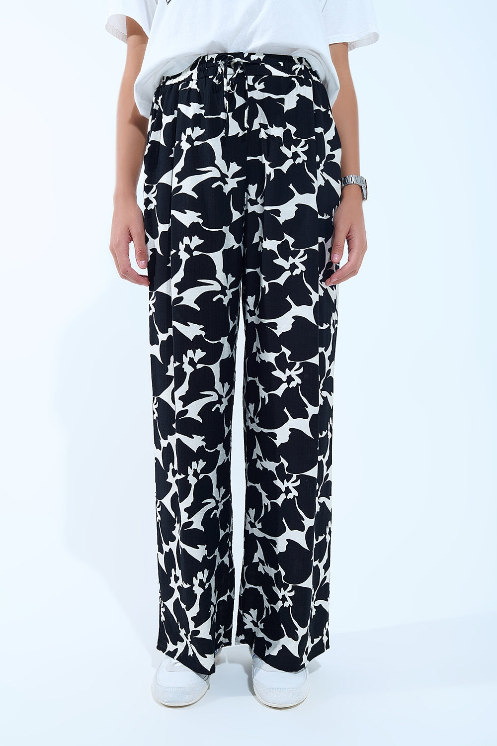 Calças rectas com estampado floral havaiano em preto e branco