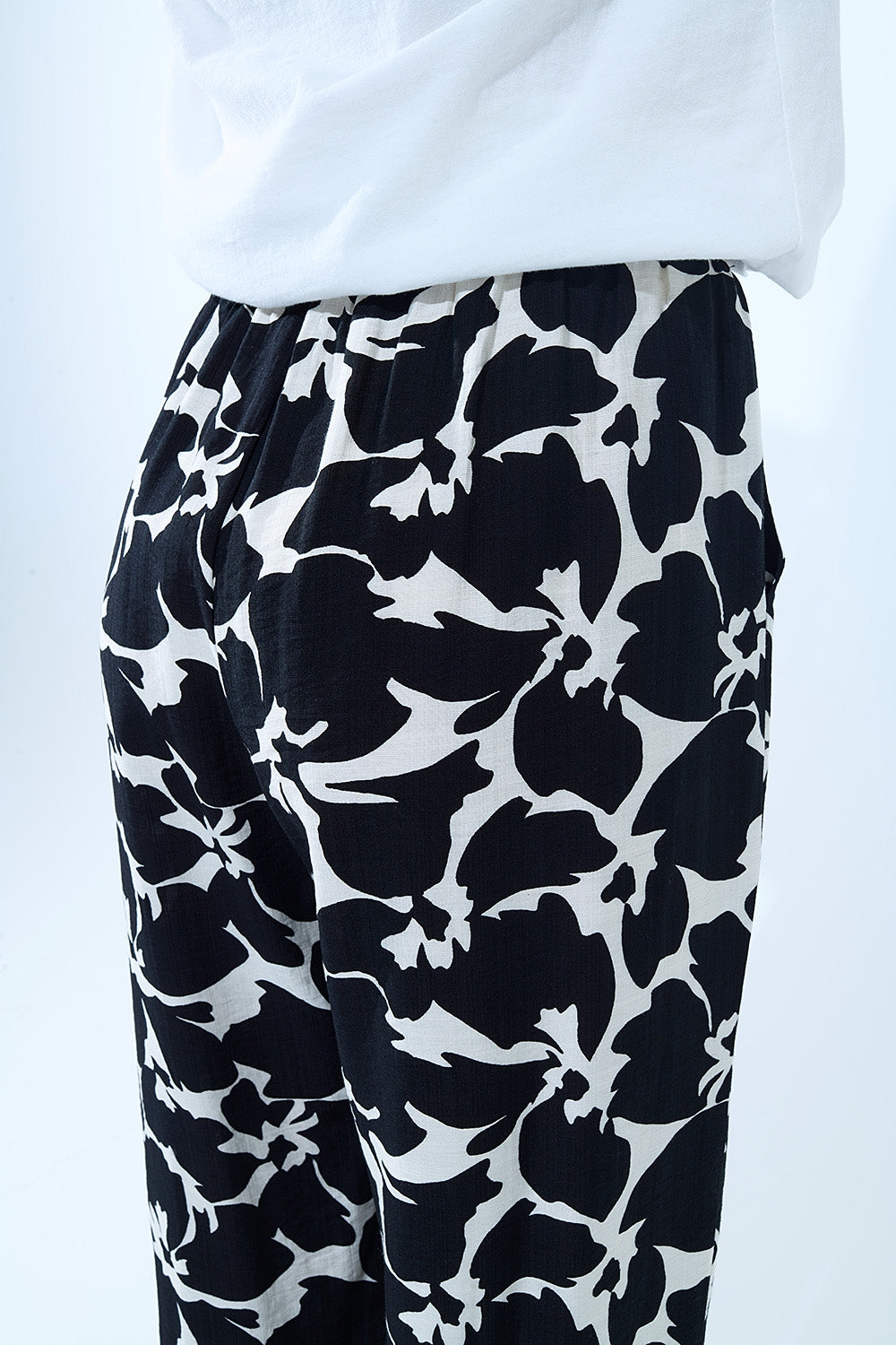 Calças rectas com estampado floral havaiano em preto e branco