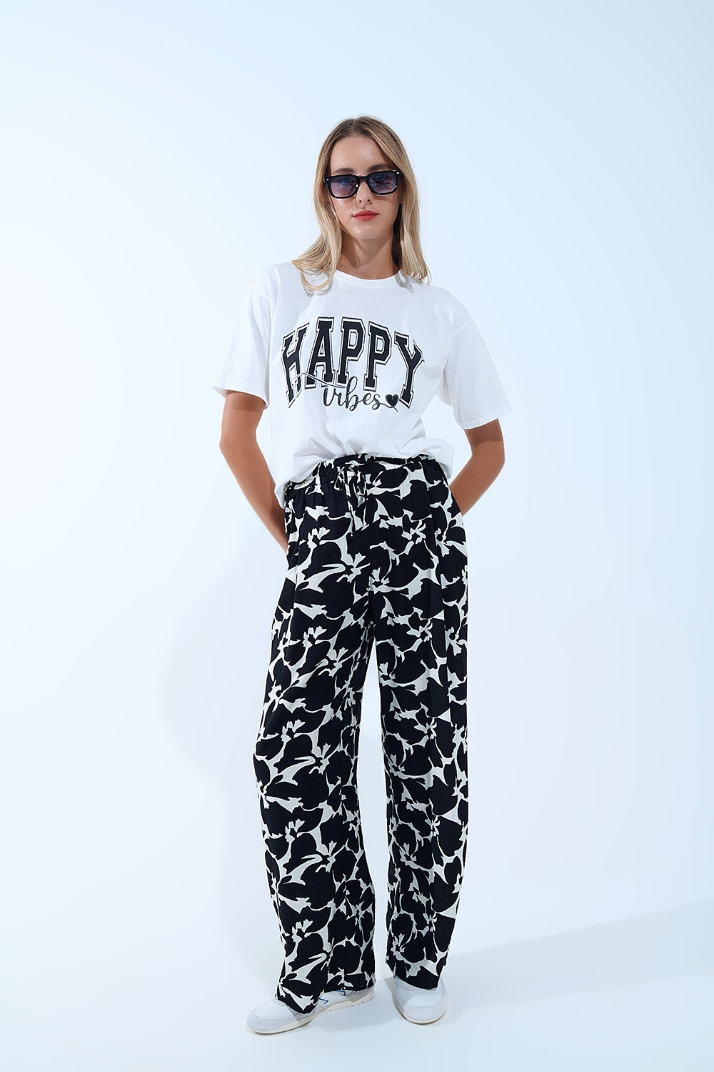 Calças rectas com estampado floral havaiano em preto e branco