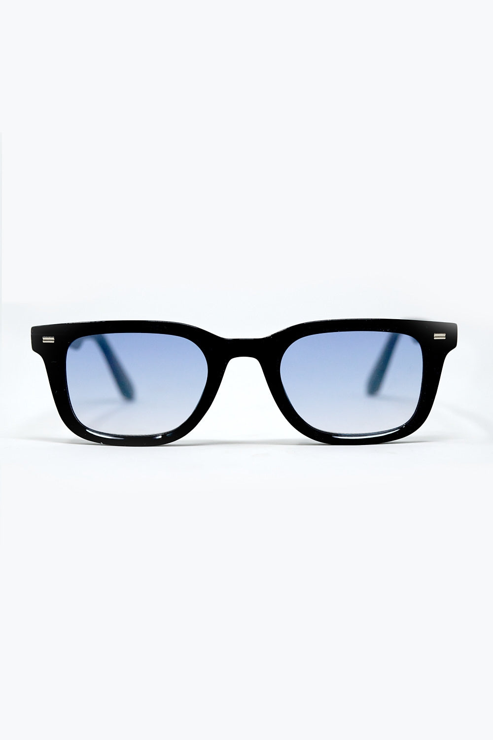 Óculos de sol quadrados pretos com lentes azuis gradientes e pormenor lateral em metal