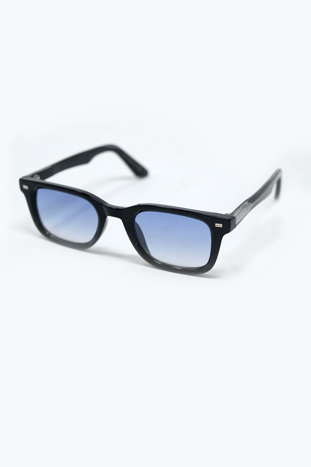 Óculos de sol quadrados pretos com lentes azuis gradientes e pormenor lateral em metal