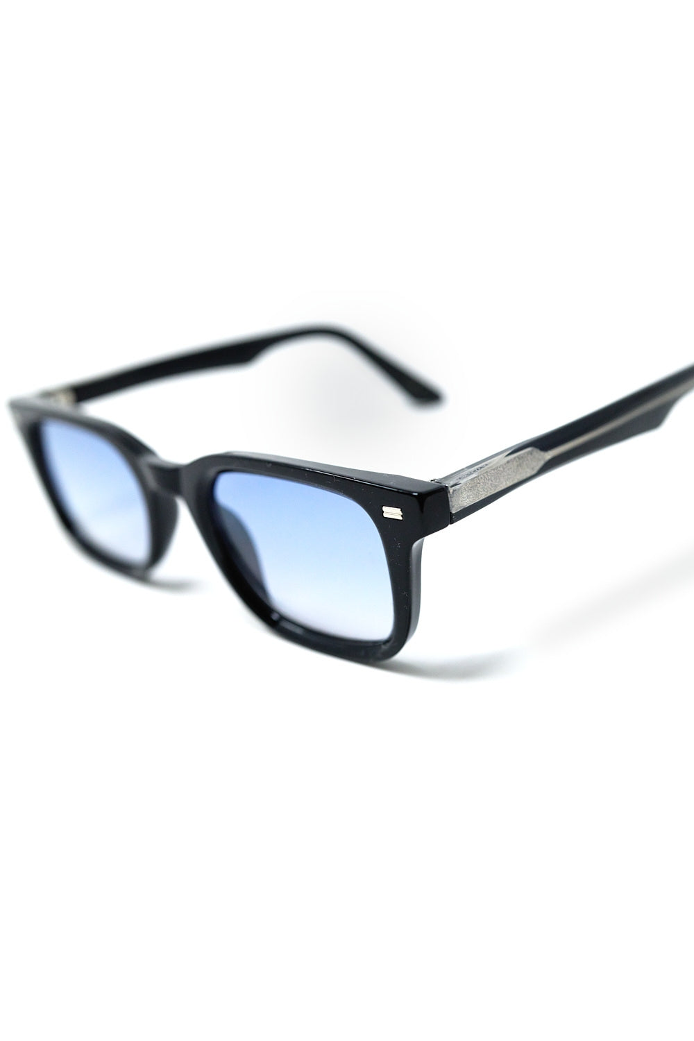 Óculos de sol quadrados pretos com lentes azuis gradientes e pormenor lateral em metal