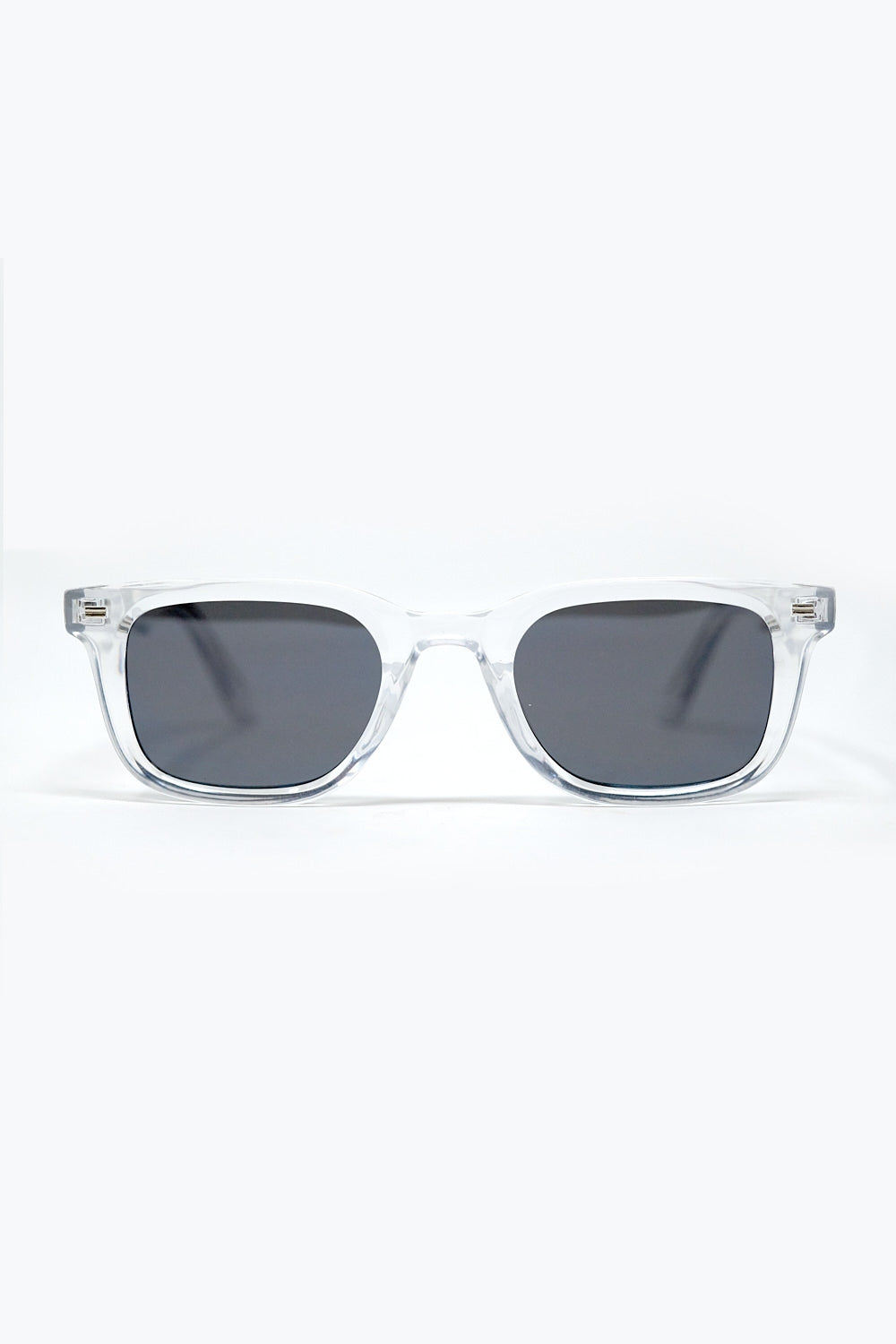 Óculos de sol quadrados transparentes com lentes pretas gradientes e pormenor lateral em metal