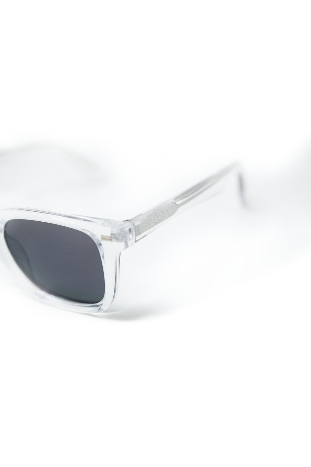Óculos de sol quadrados transparentes com lentes pretas gradientes e pormenor lateral em metal