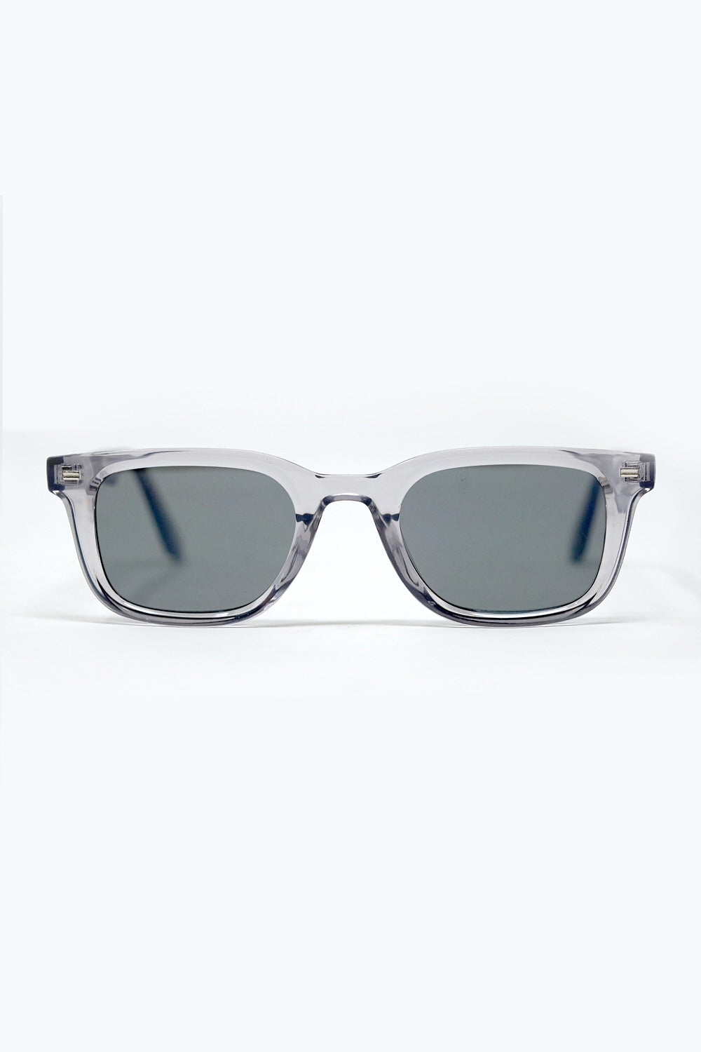 Óculos de sol quadrados cinzentos com lentes pretas gradientes e pormenor lateral em metal