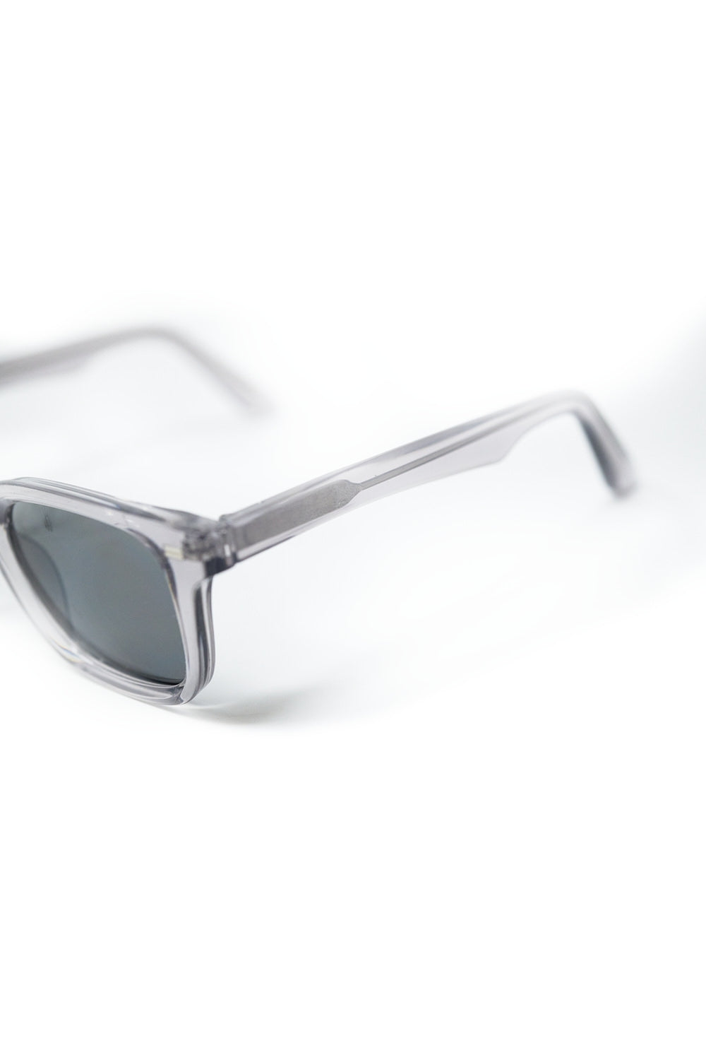 Óculos de sol quadrados cinzentos com lentes pretas gradientes e pormenor lateral em metal